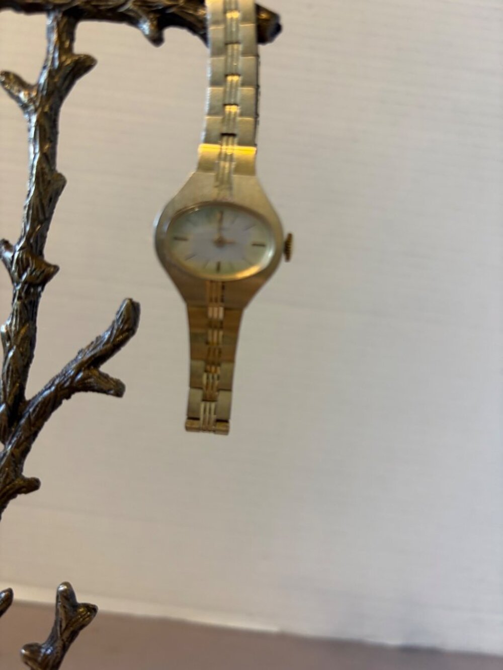 Vintage Time Womens Gold-Tone Analog Wristwatch